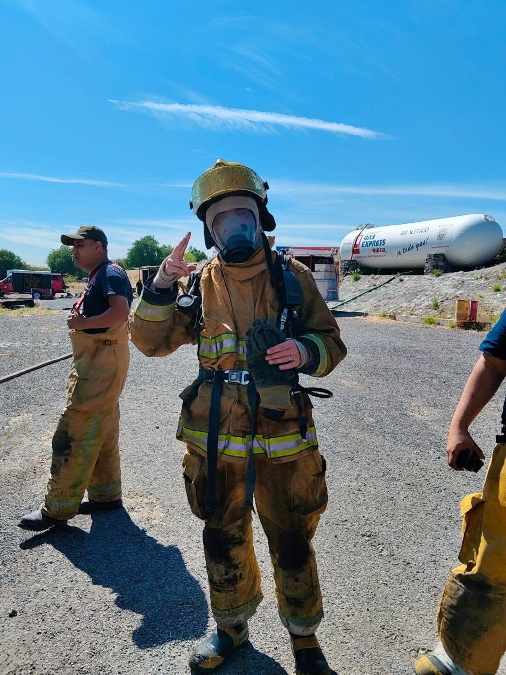 Respondiente de IAFFR con equipo autónomo de respiración durante práctica con recipiente de gas