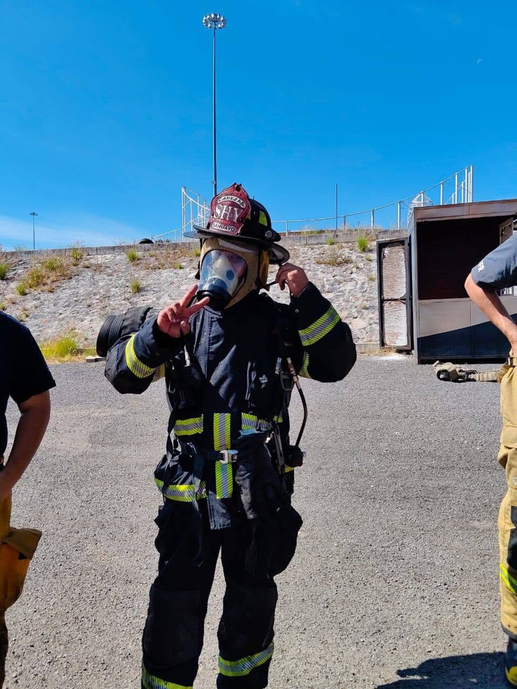 Bombero de IAFFR colocándose el equipo autónomo de respiración antes de una práctica