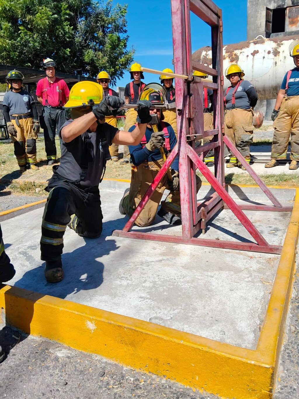 Aspirantes de IAFFR durante una práctica en la estructura de entrenamiento