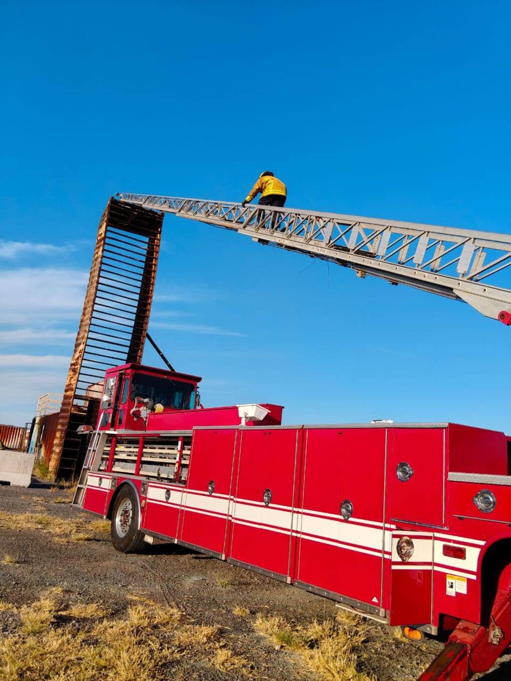 Escalera aérea desplegada sobre la torre de entrenamiento de IAFFR